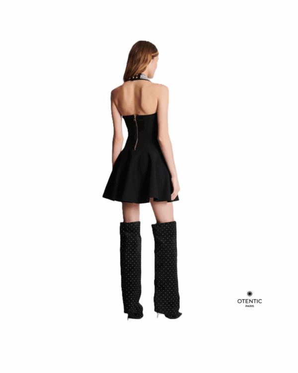 Robe noire à boutons argentés dos