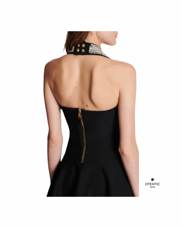 Robe noire à boutons argentés porté dos