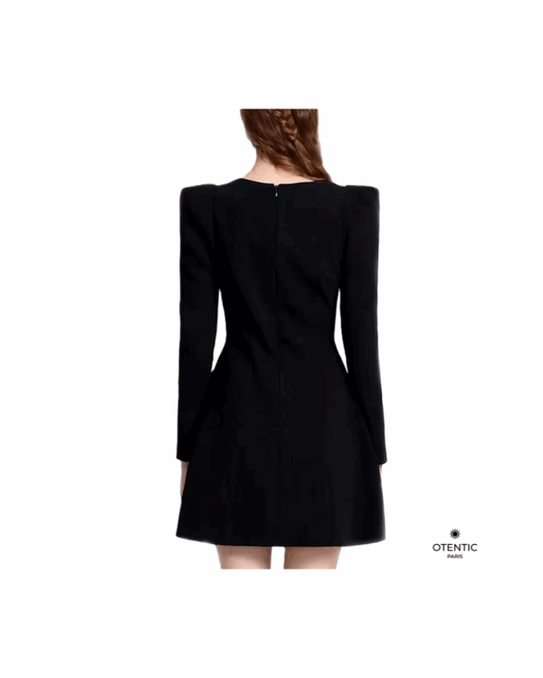 Robe noire élégante avec broderie florale dos