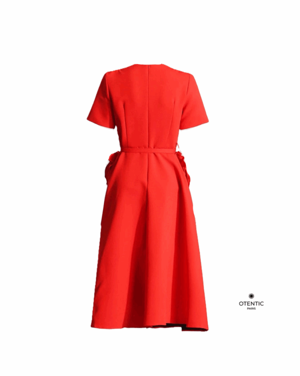 Robe Rouge Sculpturale – Édition Roseraie dos