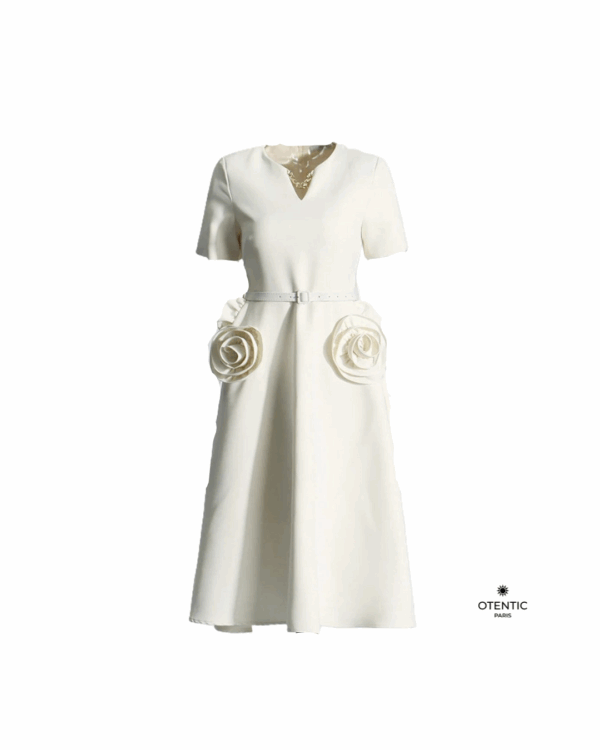 Robe Rouge Sculpturale – Édition Roseraie blanche