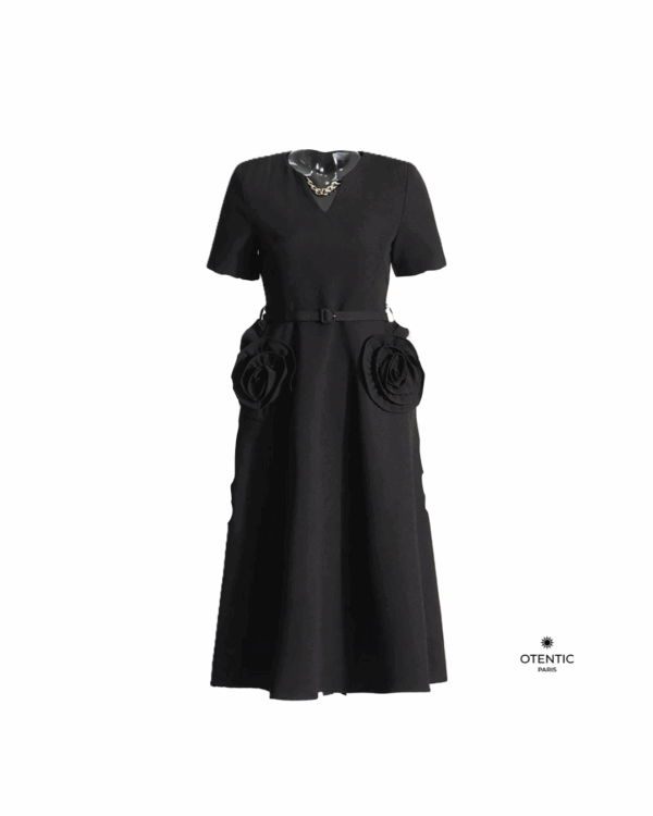Robe Rouge Sculpturale – Édition Roseraie noir
