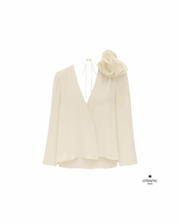 Blouse fluide blanche avec détail floral