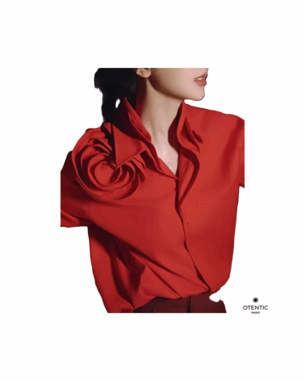 Chemisier avec rose sur l'épaule rouge