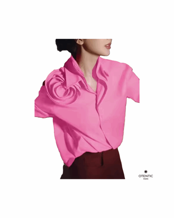 Chemisier avec rose sur l'épaule rose