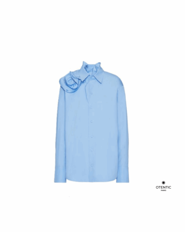 Chemisier bleu avec rose sur l'épaule bleu