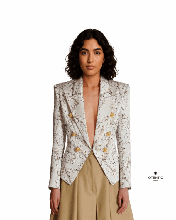 blazer en satin ivoire ornée de motifs floraux corps