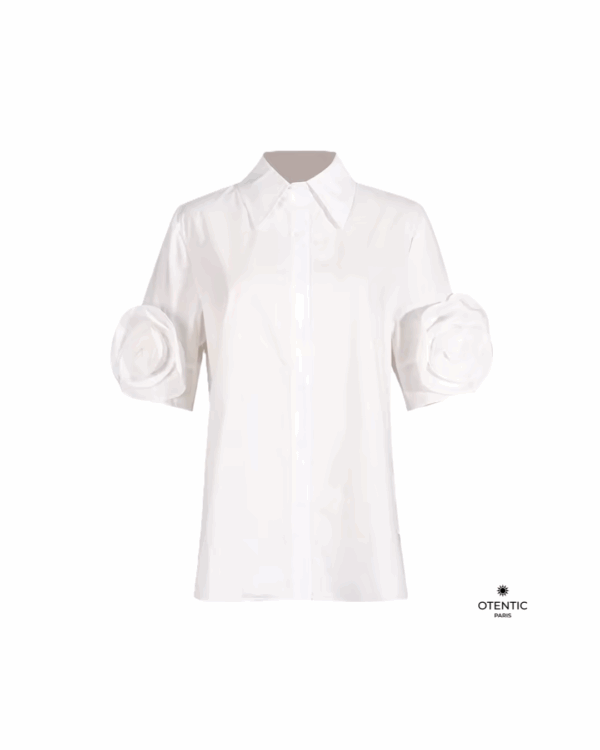 Chemise blanche avec manches en forme de fleurs