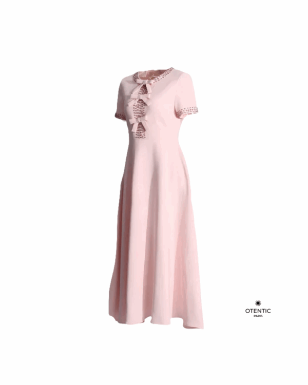 Robe midi rose poudré à nœuds et broderies corps